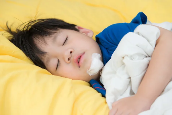 Portrait of injury boy sleeping — Stock Photo, Image