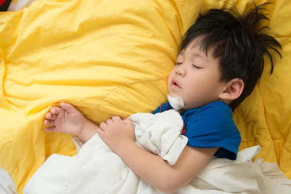 Portret van letsel jongen slapen — Stockfoto