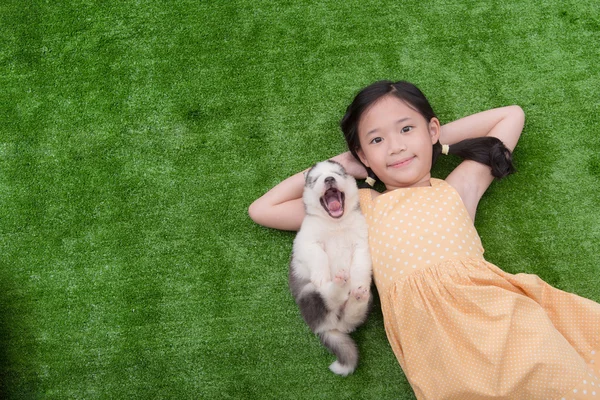 Roztomilá Asiatka s ní štěně — Stock fotografie