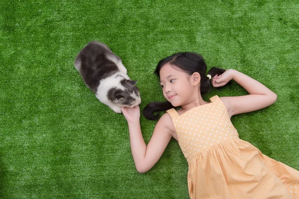 Bonito ásia menina mentira com ela filhote de cachorro — Fotografia de Stock