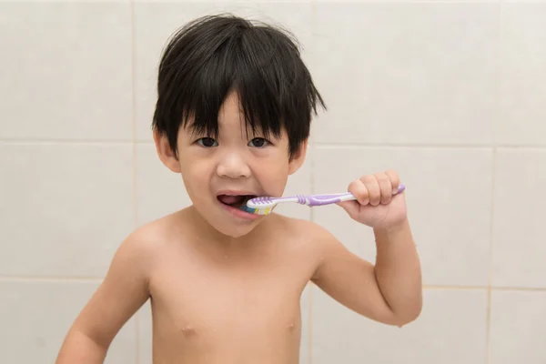 Söta asiatiska pojken borsta tänderna — Stockfoto