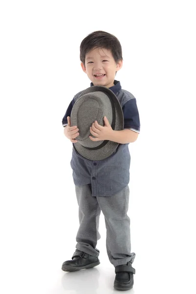 Feliz asiático chico holding un sombrero — Foto de Stock