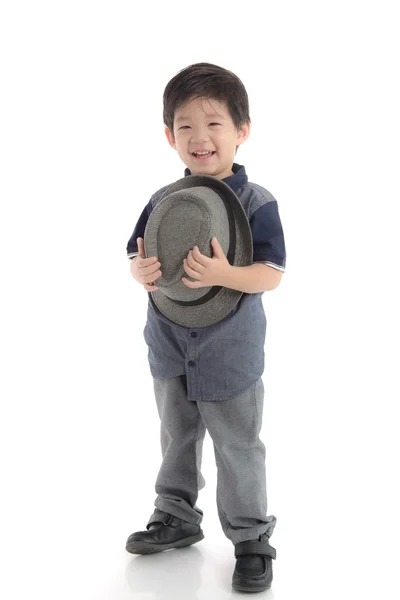 Happy asijské boy přidržovala klobouk — Stock fotografie