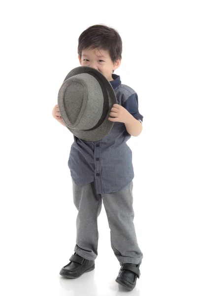 Feliz ásia menino segurando um chapéu — Fotografia de Stock