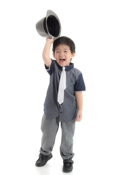 Feliz asiático chico holding un sombrero — Foto de Stock