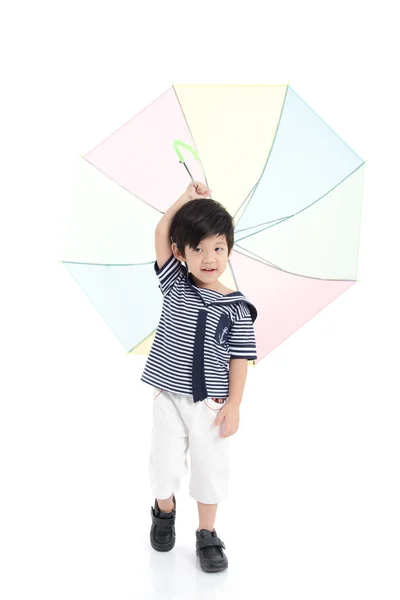 Söta asiatiska pojken i sjöman enhetliga anläggning paraply — Stockfoto