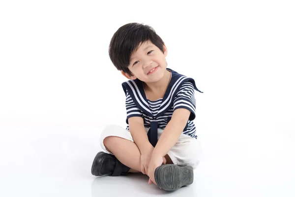 白い背景の上に座って幸せなアジア少年 — ストック写真