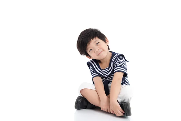 Heureux asiatique garçon assis sur blanc fond — Photo