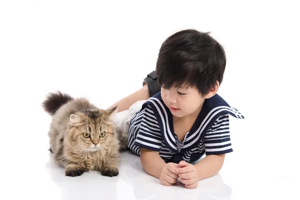 Lindo asiático niño mintiendo con tabby gato —  Fotos de Stock