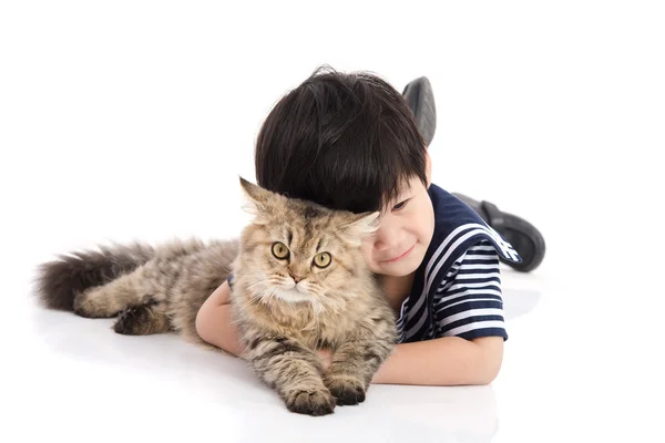 Милый азиатский ребенок, лежащий с кошкой Тэбби — стоковое фото
