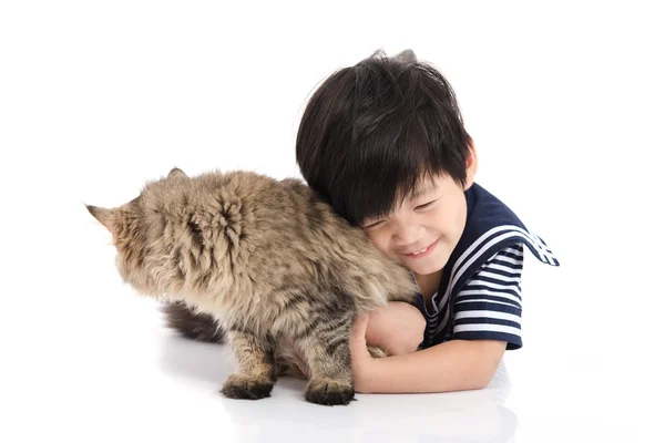 Lindo asiático niño mintiendo con tabby gato — Foto de Stock