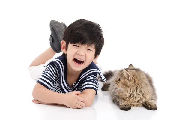 Lindo asiático niño mintiendo con tabby gato —  Fotos de Stock