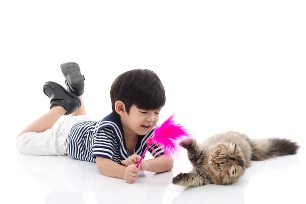 Lindo asiático chico jugando con tabby gatito —  Fotos de Stock