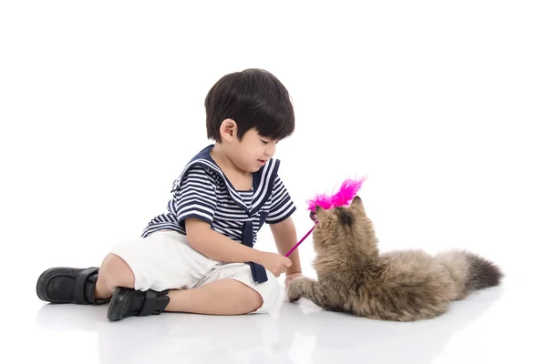 Leuke Aziatische jongen spelen met tabby kitten — Stockfoto
