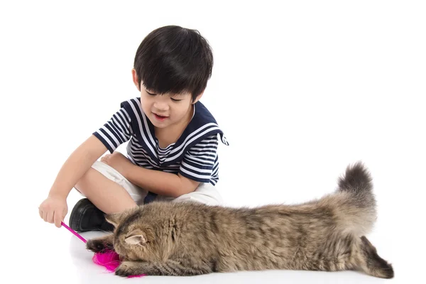 Roztomilý chlapec asijské hrát s tabby kotě — Stock fotografie