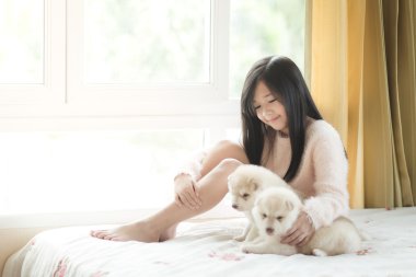 Siberian dış yapraklar kukla ile oynarken küçük Asya