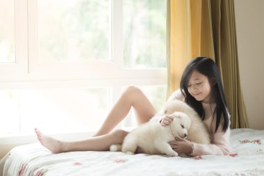 Siberian dış yapraklar kukla ile oynarken küçük Asya