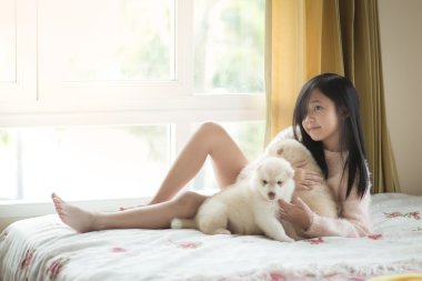 Siberian dış yapraklar kukla ile oynarken küçük Asya