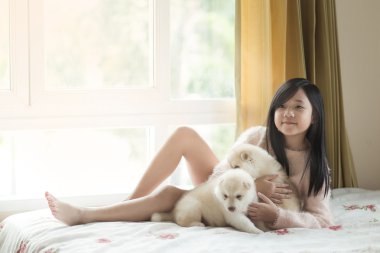 Siberian dış yapraklar kukla ile oynarken küçük Asya