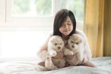 Siberian dış yapraklar kukla ile oynarken küçük Asya