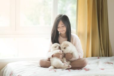 Siberian dış yapraklar kukla ile oynarken küçük Asya