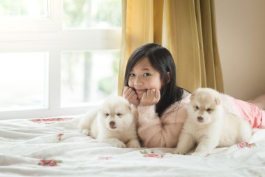 Küçük Asyalı kız iki siberian dış yapraklar kukla ile yalan