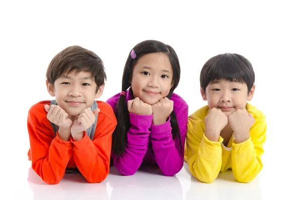 Lindo asiático niños lyinig en blanco fondo —  Fotos de Stock