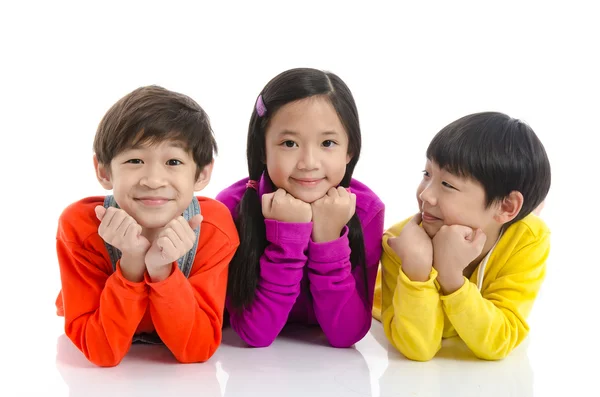 Carino asiatico bambini lyinig su bianco sfondo — Foto Stock