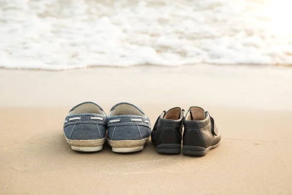 Längre skor och sons skor på thes beac — Stockfoto
