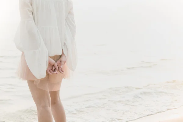 Mulher asiática em pé na praia — Fotografia de Stock