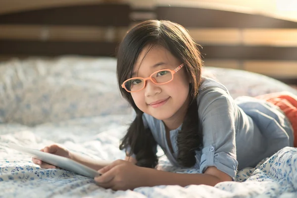 Hermosa chica asiática usando tableta —  Fotos de Stock
