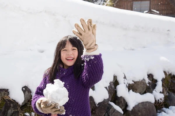 Carino asiatico ragazza sorridente all'aperto in neve — Foto Stock