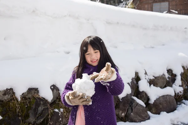 Roztomilá Asiatka, usmívá se venku ve sněhu — Stock fotografie