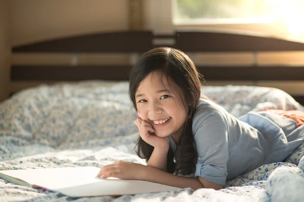 Ευτυχής ασιατικό κορίτσι ανάγνωση — Φωτογραφία Αρχείου