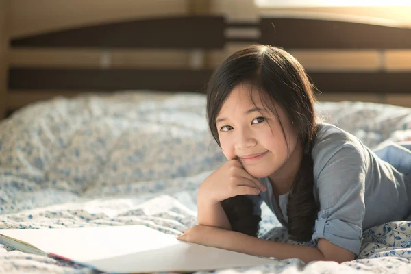 Feliz menina asiática leitura — Fotografia de Stock
