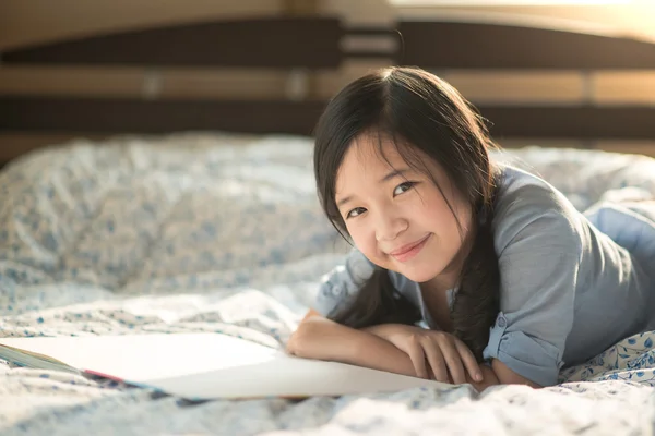 Mutlu Asyalı kız okuma — Stok fotoğraf