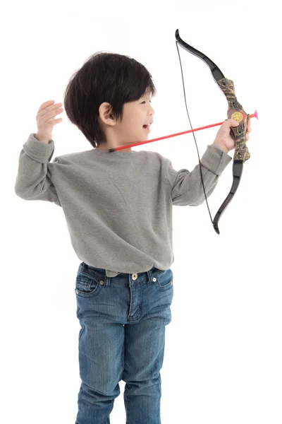 Carino asiatico ragazzo giocare giocattolo arco — Foto Stock