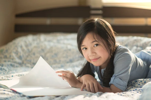 Ευτυχής ασιατικό κορίτσι ανάγνωση — Φωτογραφία Αρχείου