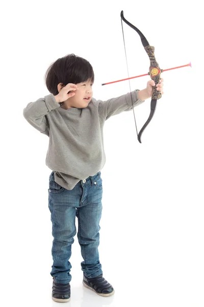 Carino asiatico ragazzo giocare giocattolo arco — Foto Stock