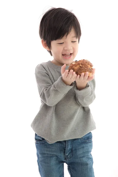 Söta asiatiska pojken äta grädde puff — Stockfoto