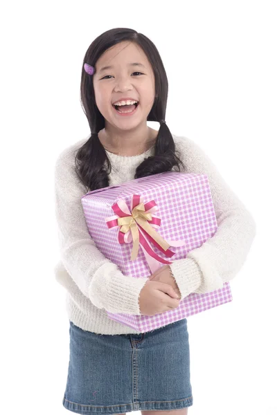 Linda chica asiática dando un regalo —  Fotos de Stock