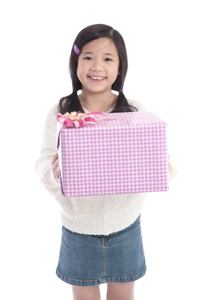 Söt asiatisk tjej ger en present — Stockfoto
