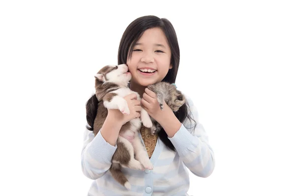 Menina asiática bonita segurando cachorro recém-nascido e gatinho — Fotografia de Stock