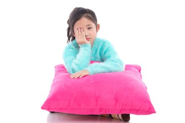 Pembe yastık oturan üzgün kız 