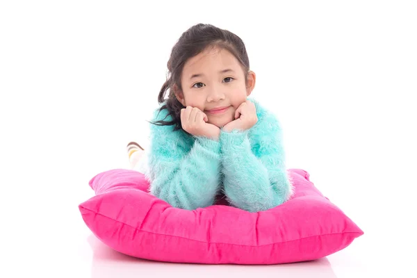 Schön asiatische Mädchen liegend auf einem großen rosa Kissen — Stockfoto