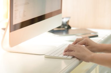 klavyede yazarak el ofis çalışanı