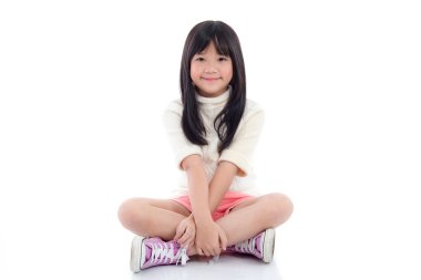 Güzel Asyalı kız oturuyor