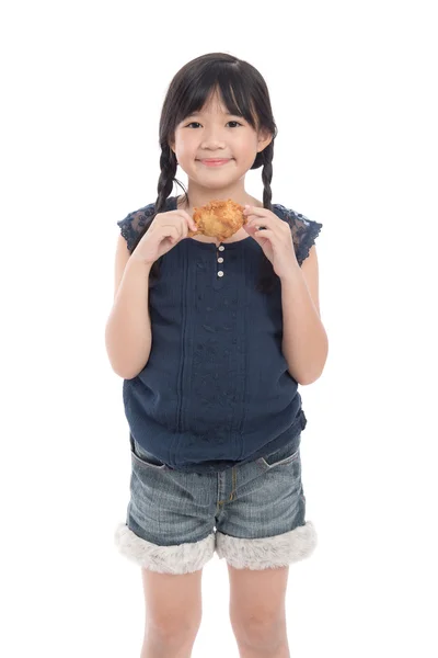 Linda chica asiática comiendo pollo frito —  Fotos de Stock