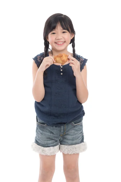 Aranyos ázsiai lány eszik sült csirke — Stock Fotó