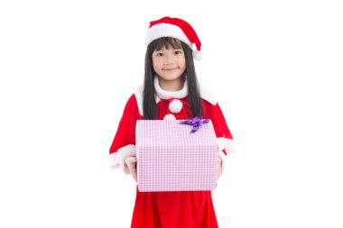 Büyük hediye kutusu tutarak Noel Baba üniformalı şirin Asyalı kız 